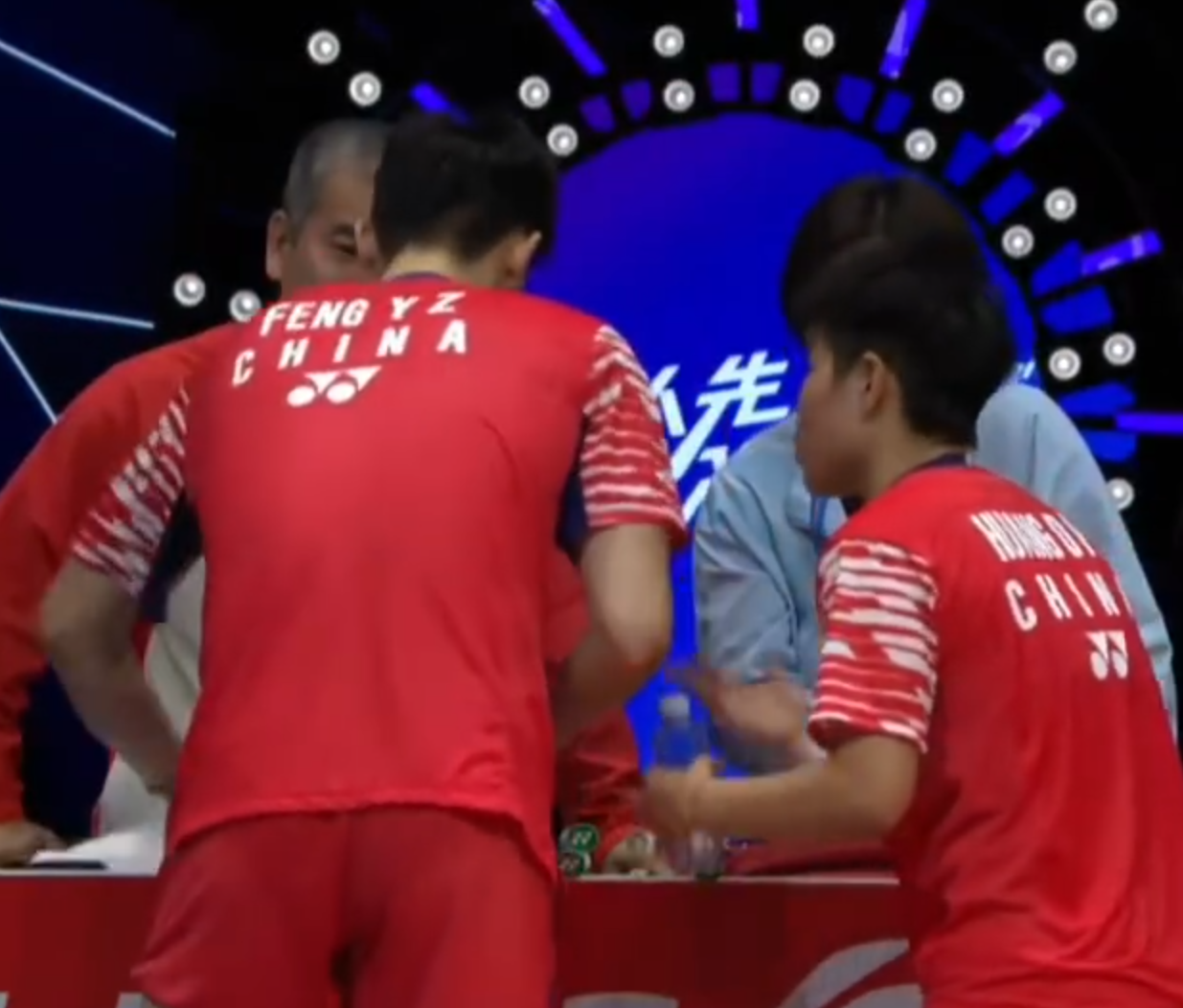 于凤凰组合, 我们就上场, 杜依蔚是